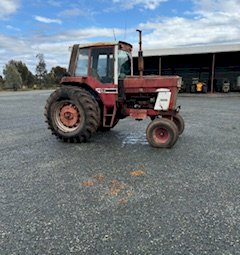 International 886 Tractor