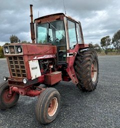International 886 Tractor