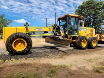 John Deere 670 D Grader with rippers