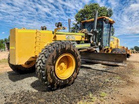John Deere 670 D Grader with rippers