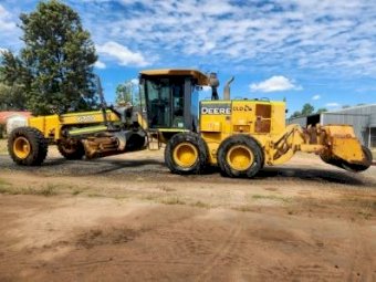 John Deere 670 D Grader with rippers