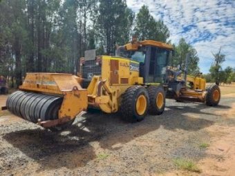 John Deere 670 D Grader with rippers