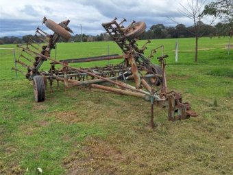 55 Point Folding Cultivator.