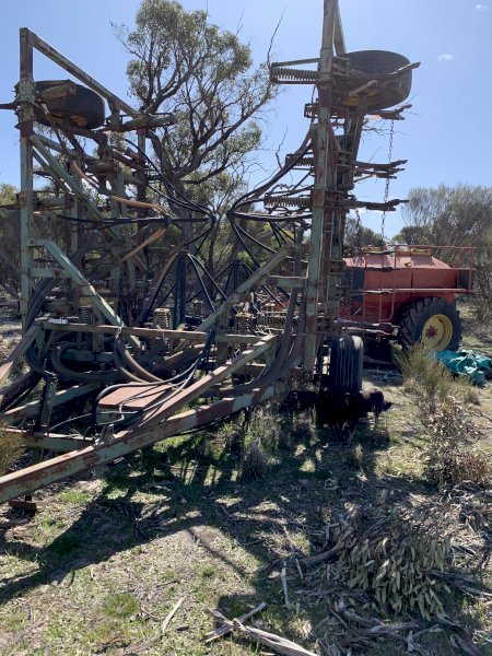 42' Horwood Bagshaw Chisel Plough with 4000L Horwood Bagshaw Aircart