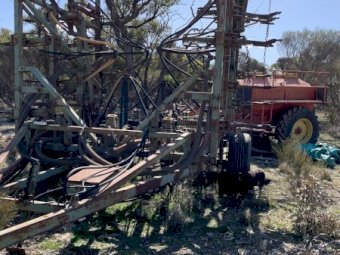 42' Horwood Bagshaw Chisel Plough with 4000L Horwood Bagshaw Aircart