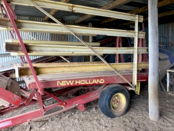 New Holland 1012 Stackliner Bale Wagon