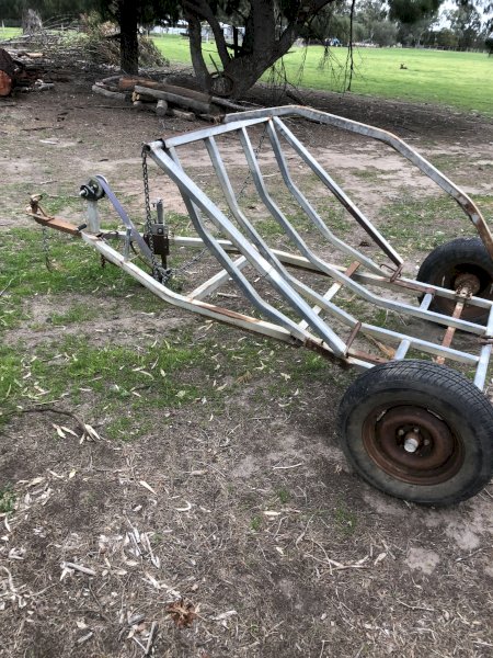 Round bale feed out trailer