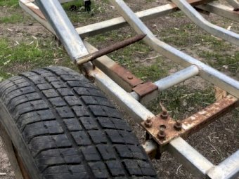 Round bale feed out trailer