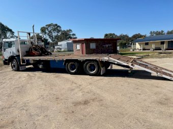 1996 Acco 2350 G beavertail tray with hyd ramps