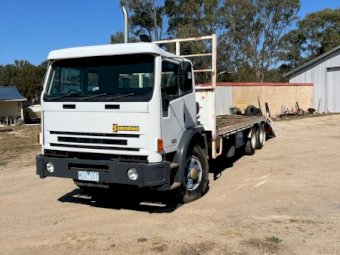 1996 Acco 2350 G beavertail tray with hyd ramps