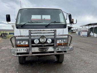 2001 Mitsubishi 4x4 Fire fighter Tray Truck