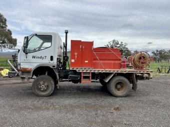 2001 Mitsubishi 4x4 Fire fighter Tray Truck