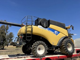 2006 New Holland CR 970 Header with Front and Trailer