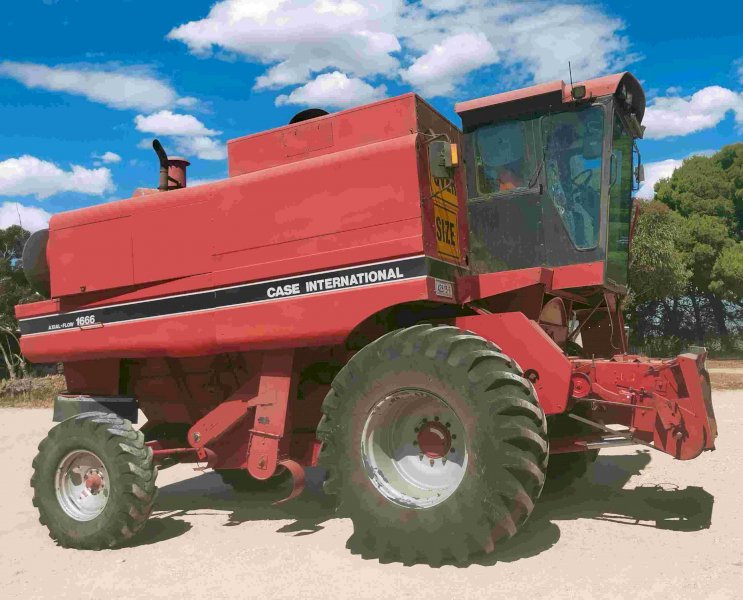 CASE IH 1666 Combine with several fronts