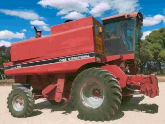 CASE IH 1666 Combine with several fronts
