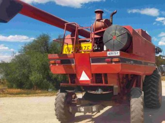 CASE IH 1666 Combine with several fronts