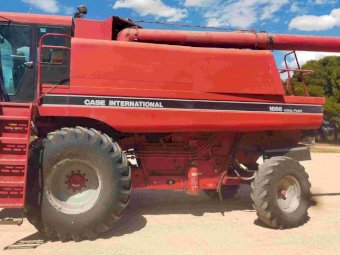 CASE IH 1666 Combine with several fronts