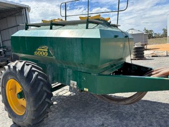 Simplicity 6000 TR2-3.0 Air Cart With New Holland ST830 Bar