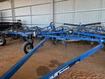 Simplicity 6000 TR2-3.0 Air Cart With New Holland ST830 Bar