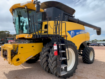 2011 NH CR9040 &  MacDon FD70