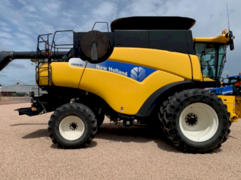 2011 NH CR9040 &  MacDon FD70