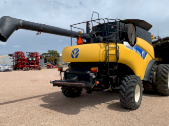 2011 NH CR9040 &  MacDon FD70