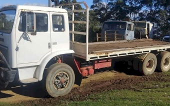 International Acco 1900 Tray Truck