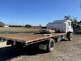 2001 Isuzu FYFTR 800 Table top truck.