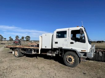 2001 Isuzu FYFTR 800 Table top truck.
