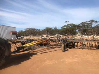 Flexicoil 800 Air Seeder Bar with 360 Chamberlain Box