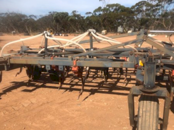 Flexicoil 800 Air Seeder Bar with 360 Chamberlain Box