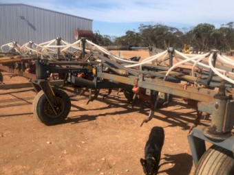 Flexicoil 800 Air Seeder Bar with 360 Chamberlain Box