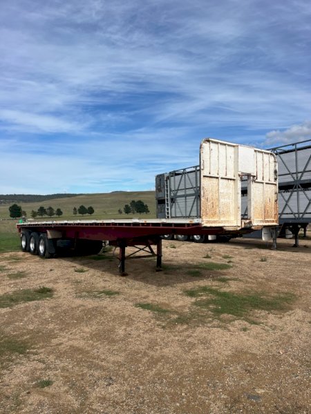 1997 White Manufacturing 44Ft Flat Top Trailer