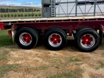 1997 White Manufacturing 44Ft Flat Top Trailer