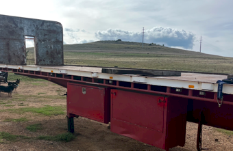 1997 White Manufacturing 44Ft Flat Top Trailer