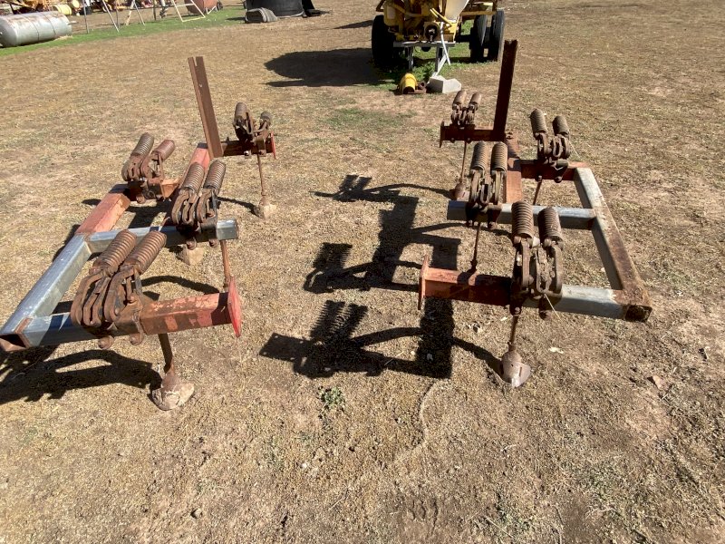 Outriggers to suit International scarifier