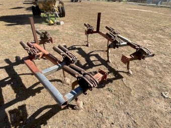 Outriggers to suit International scarifier