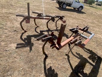 Outriggers to suit International scarifier