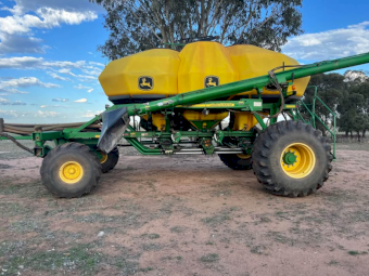 John Deere Conserva Pak Seeder with 1910 Air Cart