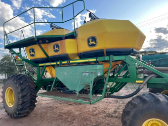 John Deere Conserva Pak Seeder with 1910 Air Cart