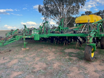 John Deere Conserva Pak Seeder with 1910 Air Cart