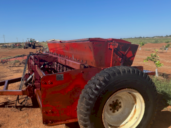 24 run Duncan 730 Triple Disc Seeder