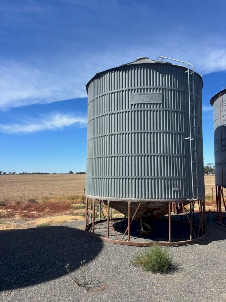 1 X Nelson 540 Bag Grain Silo's