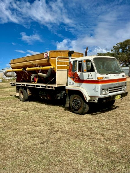 Isuzu JCR 500 Truck with 18ft Tipping Tray complete with Grain Bin and 4.8M Cole Grouper