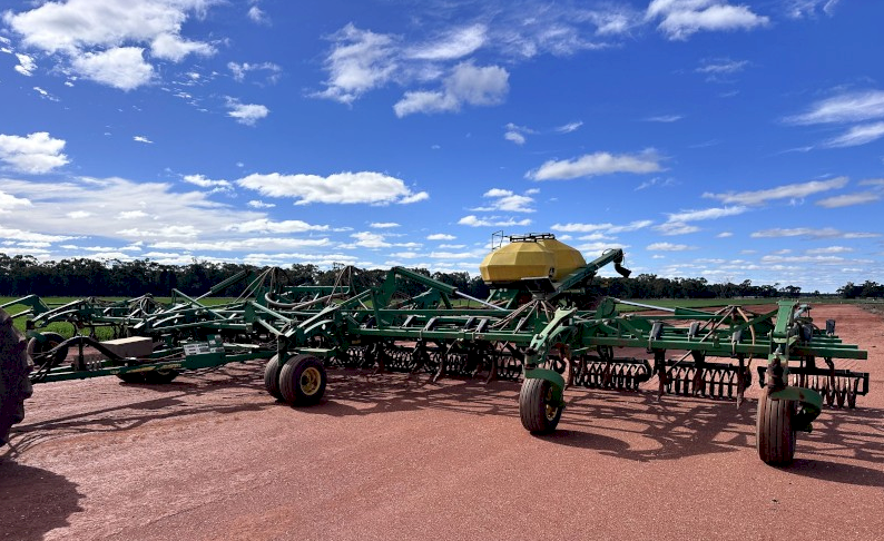 John Deere airseeder 1830 Bar with 1910 Air Cart