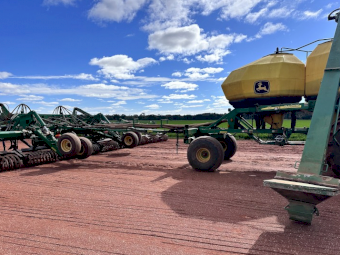 John Deere airseeder 1830 Bar with 1910 Air Cart
