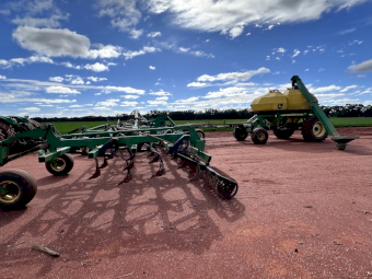 John Deere airseeder 1830 Bar with 1910 Air Cart