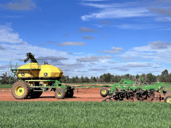 John Deere airseeder 1830 Bar with 1910 Air Cart
