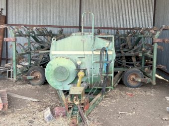 John Deere 547 Air seeder