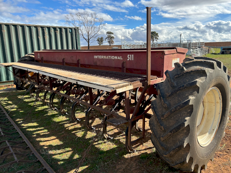 International 511 Combine